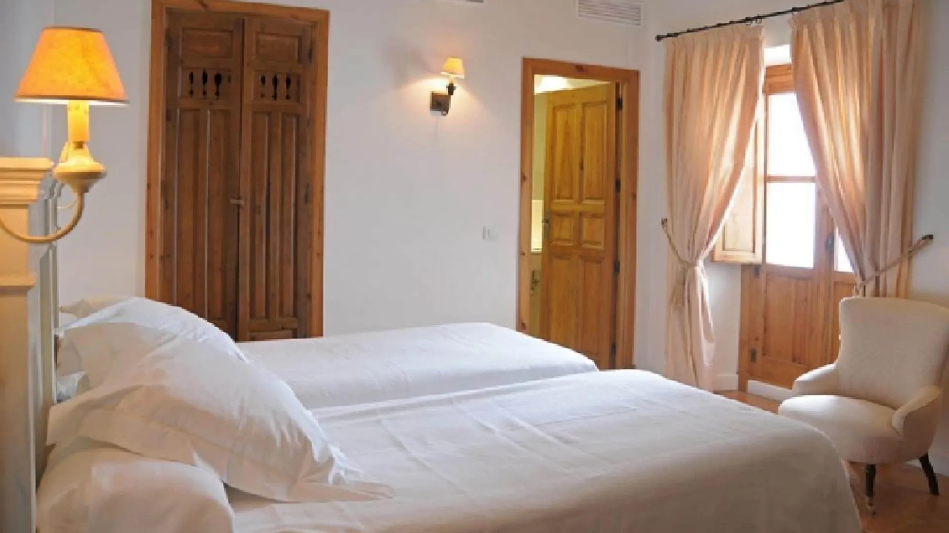 Hotel Puerta De La Luna Baeza 4*,