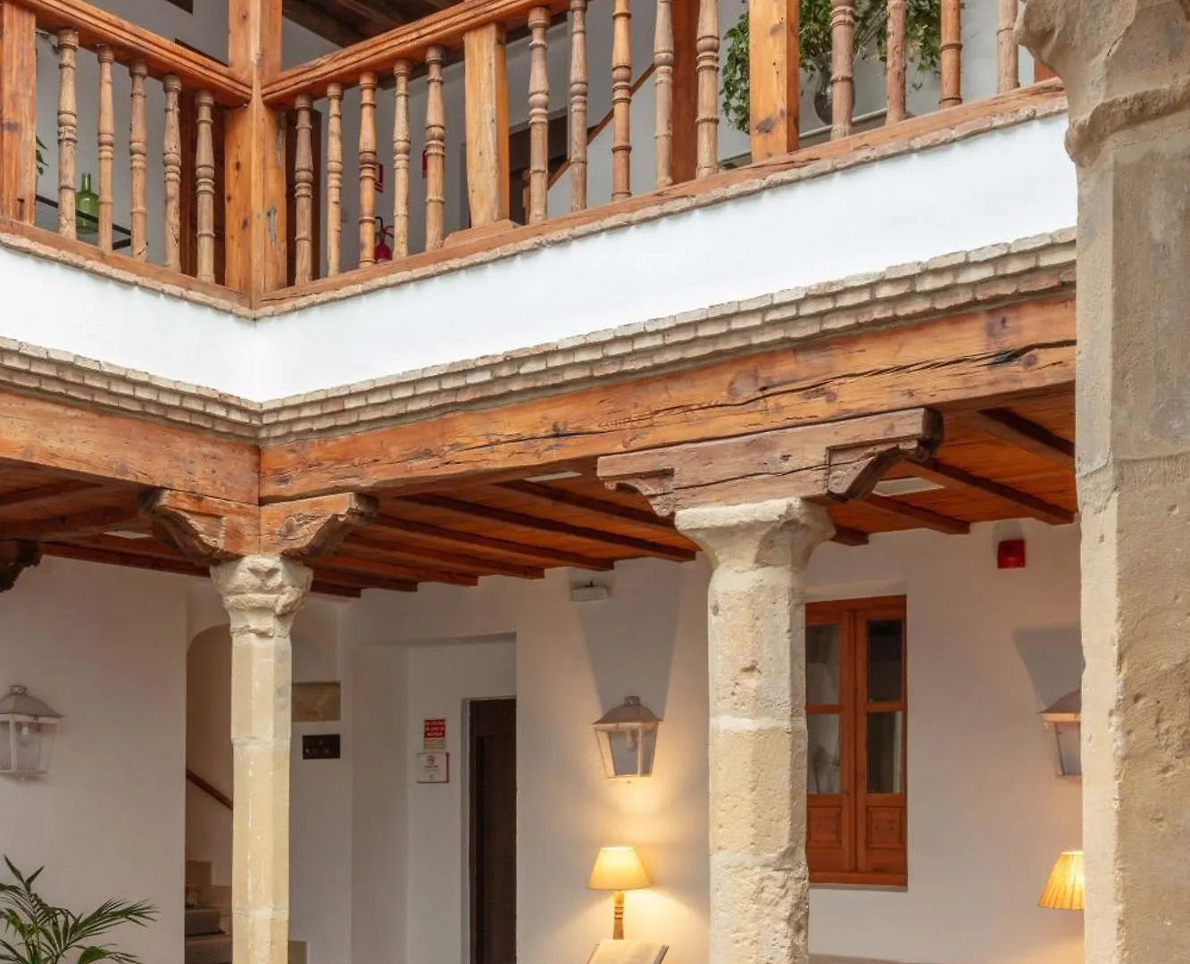 Hotel Puerta De La Luna Baeza 4*,